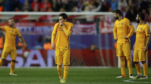 ZMAR Lionel Messi, nejlep fotbalista svta za losk rok, Barcelon ve tvrtrfinle Ligy mistr pli nepomohl, byl nevrazn.