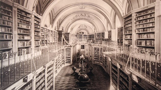 Od roku 1785 do roku 1907 sdlila knihovna v odsvcenm kostele sv. Klry. Dnes slou coby vstavn sl olomouckmu Vlastivdnmu muzeu.