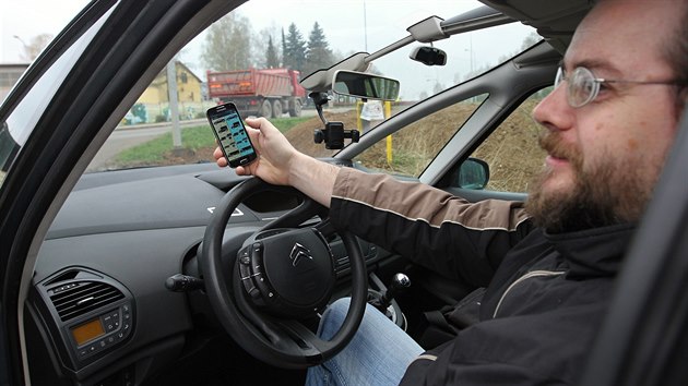 Z auta je stn mnohem pohodlnj. Sta zaparkovat tak, aby ml sta v danm mst pehled o silnici a mohl auto odstavit tak, aby nepekelo. Takov stac msta ale nejsou vude.