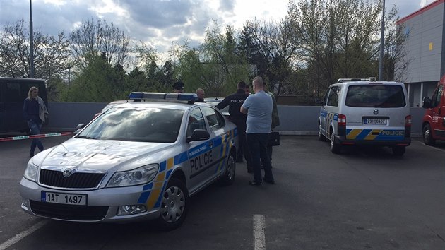 Policie ptr v okol Vypichu po zlodji, kter pobodal jinho mue (13.4.2015).