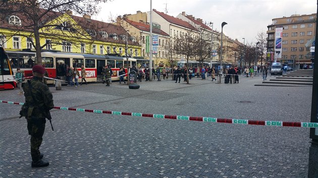 Policie musela uzavt prostory ped praskm metrem Andl kvli podezelmu kufru (14.4.2016).