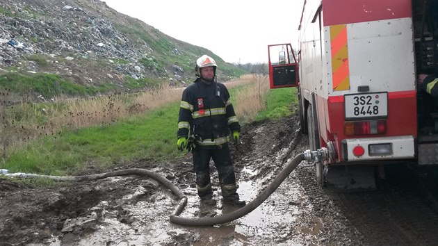 Por skldky komunlnho odpadu na okraji slavi (15.4.2016).