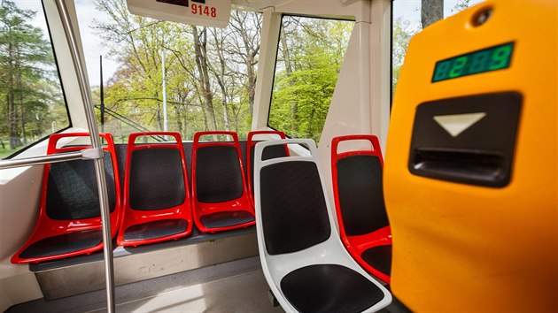 Pedstaven inovovanho tramvajovho vozu typu 14T. Tramvaj 14T, kter prochz opravami kvli vadnm podvozkm, chce pi t pleitosti dopravn podnik s mstem vybavit novm interirem s novmi plastovmi sedakami v klasickch tramvajovch barv