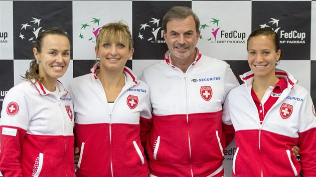 vcarsk fedcupov tm ped utknm z eskmi tenistkami: (zleva) Martina Hingisov, Timea Bacsinszk, kapitn Heinz Gnthardt a Viktorija Golubicov.