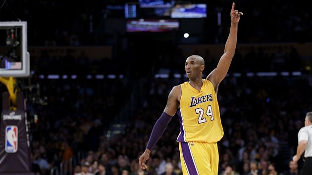 LOUEN VE VELKM STYLU. Kobe Bryant ve svm posledn utkn v NBA nastlel v dresu Los Angeles Lakers 60 bod.