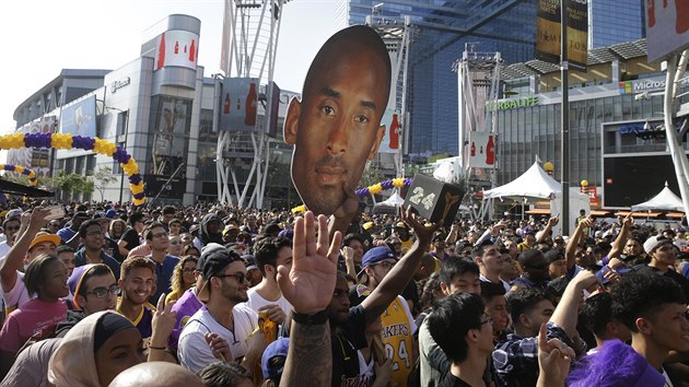 LOUEN S LEGENDOU. Fanouci oslavuj Kobeho Bryanta ped jeho poslednm utkn v NBA v dresu Los Angeles Lakers.