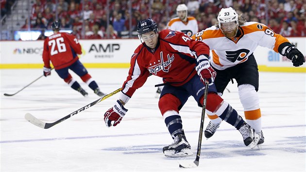 Tom Wilson z Washingtonu si kryje puk, dojd ho Jakub Vorek z Philadelphie.