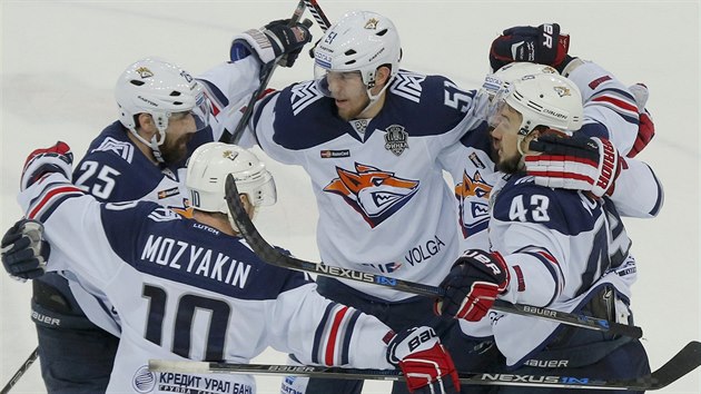 Hokejist Magnitogorsku slav gl v sedmm finle play-off KHL, vpravo se raduje Jan Kov.