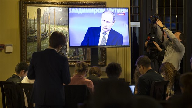 Novini sleduj televizn debatu s Putinem.