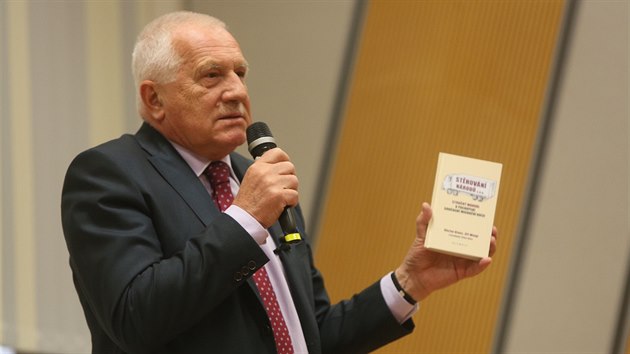 Vclav Klaus na pednce ukazuje svoji knihu, kterou u na tma souasn migran krize napsal.