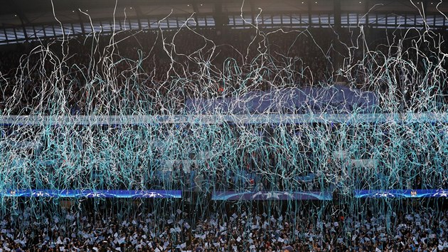 FANDME VM. Fanouci Manchesteru City vytvoili ped tvrtfinle Ligy mistr pomoc modrch a blch konfet zajmav efekt.