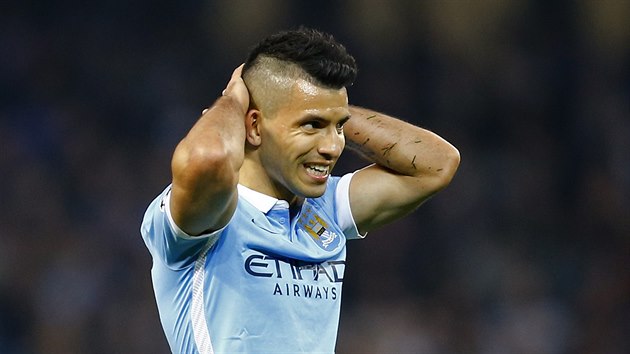 ZMAR. Argentinsk tonk Sergio Agero z Manchesteru City nepromnil penaltu a zpytuje svdom.