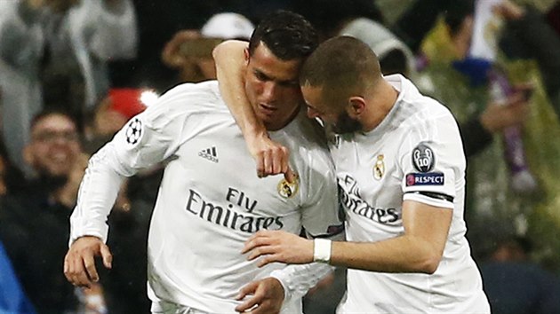 DOBE, KAMARDE. Karim Benzema z Realu Madrid (vpravo) blahopeje Cristianu Ronaldovi ke glu.