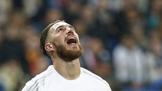 NEVYUIT ANCE. Sergio Ramos z Realu Madrid hlavikoval po rohovm kopu, ale gl nedal. Pak se na sebe zlobil.