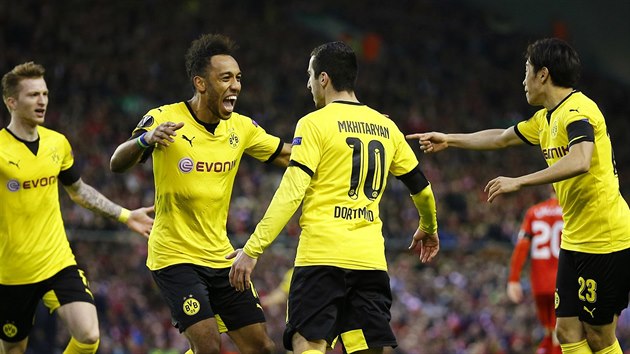 Fotbalist Borussie Dortmund se raduj ze vstelenho glu.