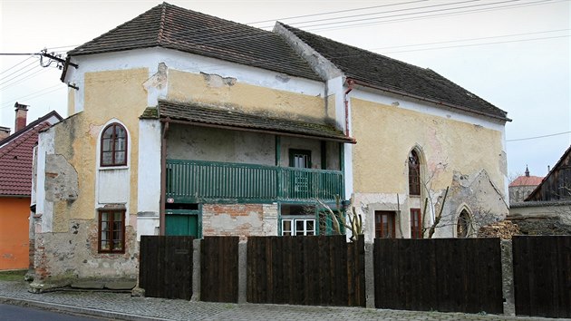 Manželé Fosterovi se zabydleli v někdejším špitálním kostelíku sv. Jana Evangelisty ve Švihově. Objekt postupně rekonstruují. (1. dubna 2016)