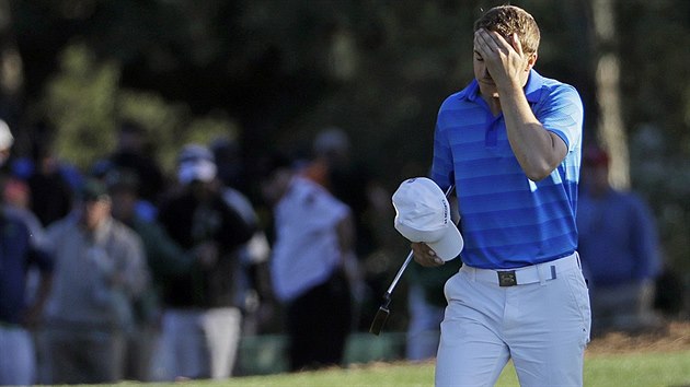 Americk golfista Jordan Spieth jakoby nemohl uvit tomu, co pedvedl v poslednm kole Masters.