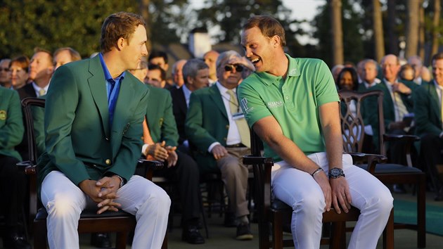 Vtz Masters Danny Willett (vpravo) v drunm rozhovoru se svm pedchdcem Jordanem Spiethem.