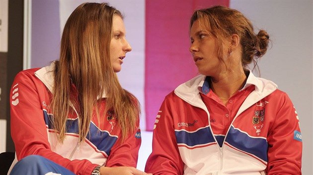 Karolna Plkov (vlevo) a Barbora Strcov pi losu semifinle Fed Cupu vcarsko - esko.