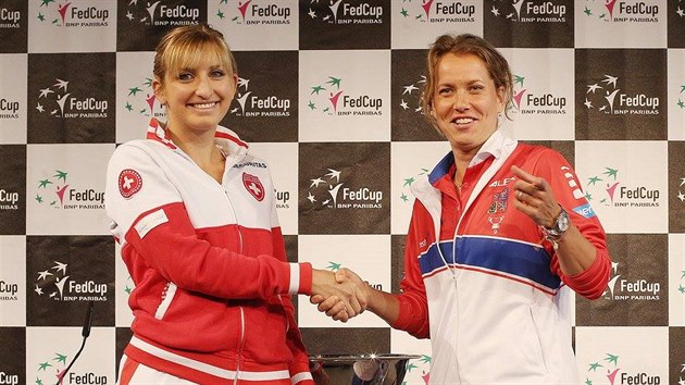 Timea Bacsinszk (vlevo) a Barbora Strcov pi losu semifinle Fed Cupu vcarsko - esko.