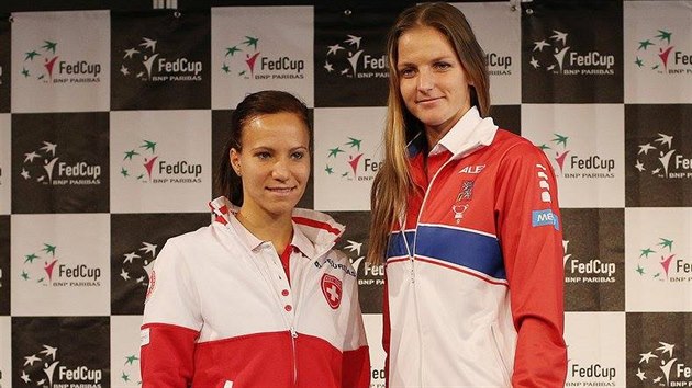 Karolna Plkov (vpravo)  a Viktorija Golubicov pi losu semifinle Fed Cupu vcarsko - esko.