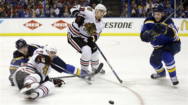 Tom Fleischmann (druh zprava) z Chicaga a Vladimir Tarasenko (vpravo) ze St. Louis sleduj puk. Ve druhm souboji jsou Jori Lehtera (vlevo) a Richard Pnik.