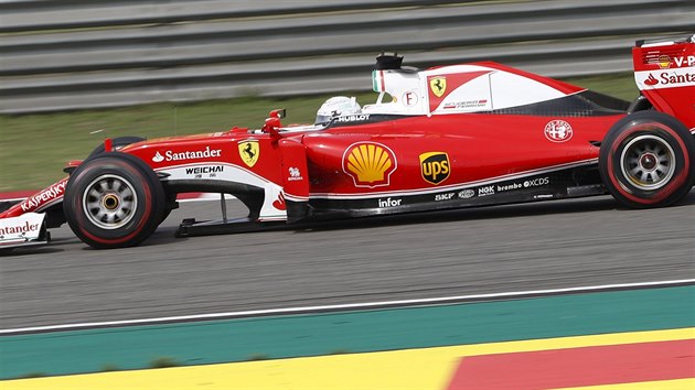 Sebastain Vettel ze stje Ferrari ve Velk cen ny formule 1.