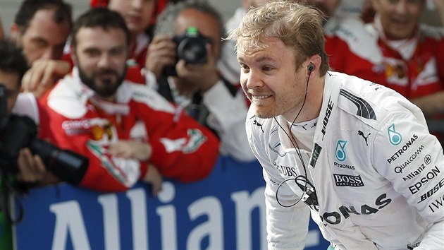 Nico Rosberg z tmu Mercedes se raduje z triumfu ve Velk cen ny. Ani ve tetm zvodu sezony nenael pemoitele.