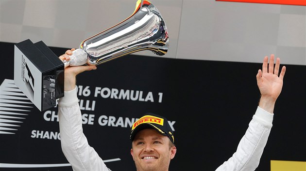 Nico Rosberg s pohrem pro vtze Velk ceny ny formule 1.
