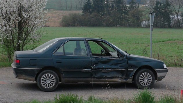 Ve stedu rno se na Kladensku stetl motork s osobnm autem, na nsledky zrann zemel (13.4.2016)