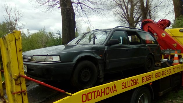 Auto se temi enami sjelo u Kolna do Labe, jedna z en byla pevezena vrtulnkem do nemocnice