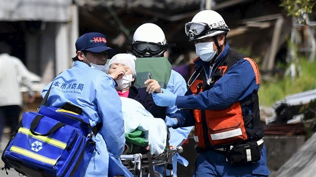 Jihozpad Japonska postihlo zemtesen, ve mst Maiki se ztilo nkolik budov (15. dubna 2016).