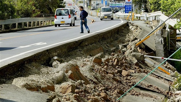 Jihozpad Japonska postihlo zemtesen. Poniilo i dlnici u msta Maiki (15. dubna 2016).