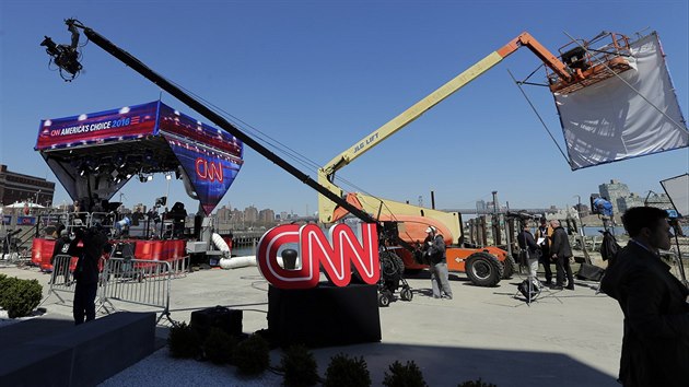 Demokratit prezidentt kandidti Hillary Clintonov a Bernie Sanders se stetli v televizn debat stanice CNN (15. dubna 2016).