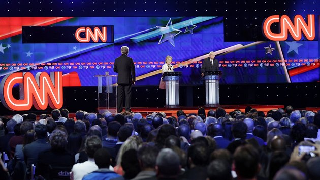 Demokratit prezidentt kandidti Hillary Clintonov a Bernie Sanders se stetli v televizn debat stanice CNN (15. dubna 2016).