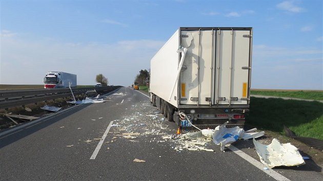 idi nkladnho auta nestail na D46 zareagovat na stojc kamion, nraz do nvsu mu doslova rozpral nstavbu. st nkladu se vysypala na silnici.