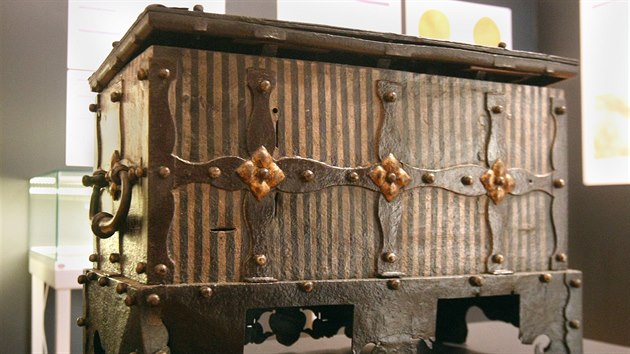Jednm z expont vstavy pedstavujc veejnosti vbec poprv zlat poklad nalezen roku 1911 na ibeninm vrchu u Uniova je elezn pokladna ze 17. stolet.