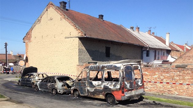 V Mrovicch nad Hanou zcela shoela ti auta a jedno dal ohe pokodil. Nsledn se ukzalo, e je nkdo zejm mysln zaplil.