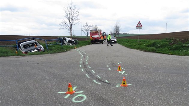 idi renaultu nezastavil na stopce a srazil se s mercedesem jedoucm po hlavn silnici. Oba vozy skonily mimo silnici, mercedes prorazil zbradl stojc u kiovatky.