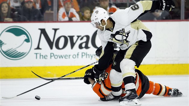 Trevor Daley z Pittsburghu (v blm) m v souboji s Jakubem Vorkem z Philadelphie navrch.