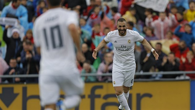 Karim Benzema z Realu Madrid oslavuje gl do st Getafe.