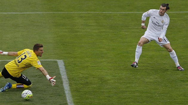 Brank Getafe Vicente Guaita inkasuje gl od Garetha Balea z Realu Madrid.