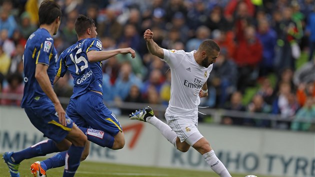 Karim Benzema (vpravo) z Realu Madrid v duelu proti Getafe.