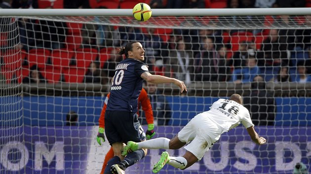 Zlatan Ibrahimovic (v modrm) z Paris St. Germain v utkn proti Caen