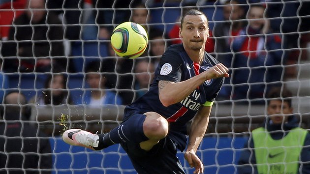 Zlatan Ibrahimovic z Paris St. Germain v utkn proti Caen
