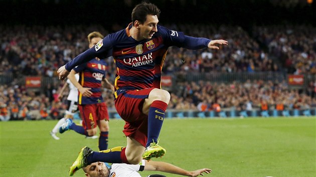 Lionel Messi z Barcelony bojuje o baln v utkn s Valenci.