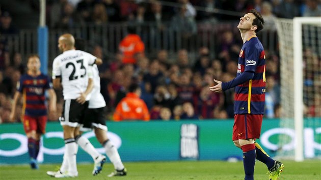 ACH JO. Lionel Messi (vpravo) smutn, Barcelona prv inkasovala gl od Valencie.