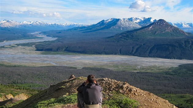 V dol pod nmi je Kaskawulsh River, na obzoru vhled na poho St. Elias Mountains.