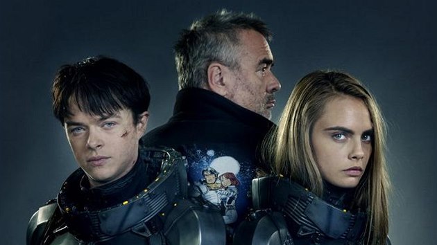 Dane DeHaan, Luc Besson a Cara Delevingne na promofotografii k snmku Valerian a msto tisce planet