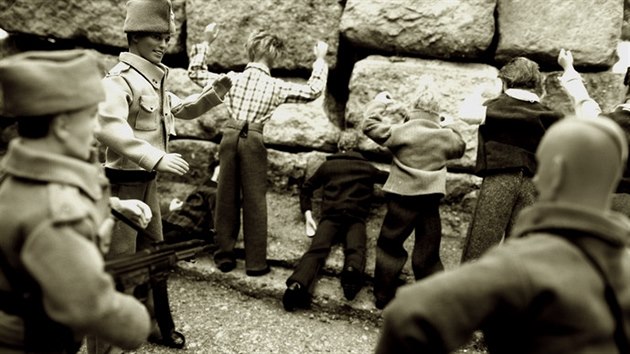 Snmek demonstruje kvten a erven 1945, kdy v postoloprtskch kasrnch a okol bylo zasteleno nebo ubito nkolik set osob. Dosud se podailo identifikovat 763 obt